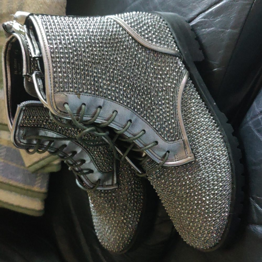 Sz 7:5 silver stud like Design Lab boot